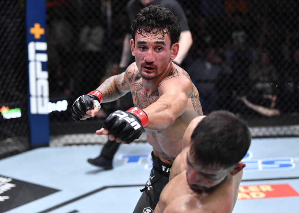 Max Holloway tenta acertar um direto em Rodríguez — Foto: Getty Images