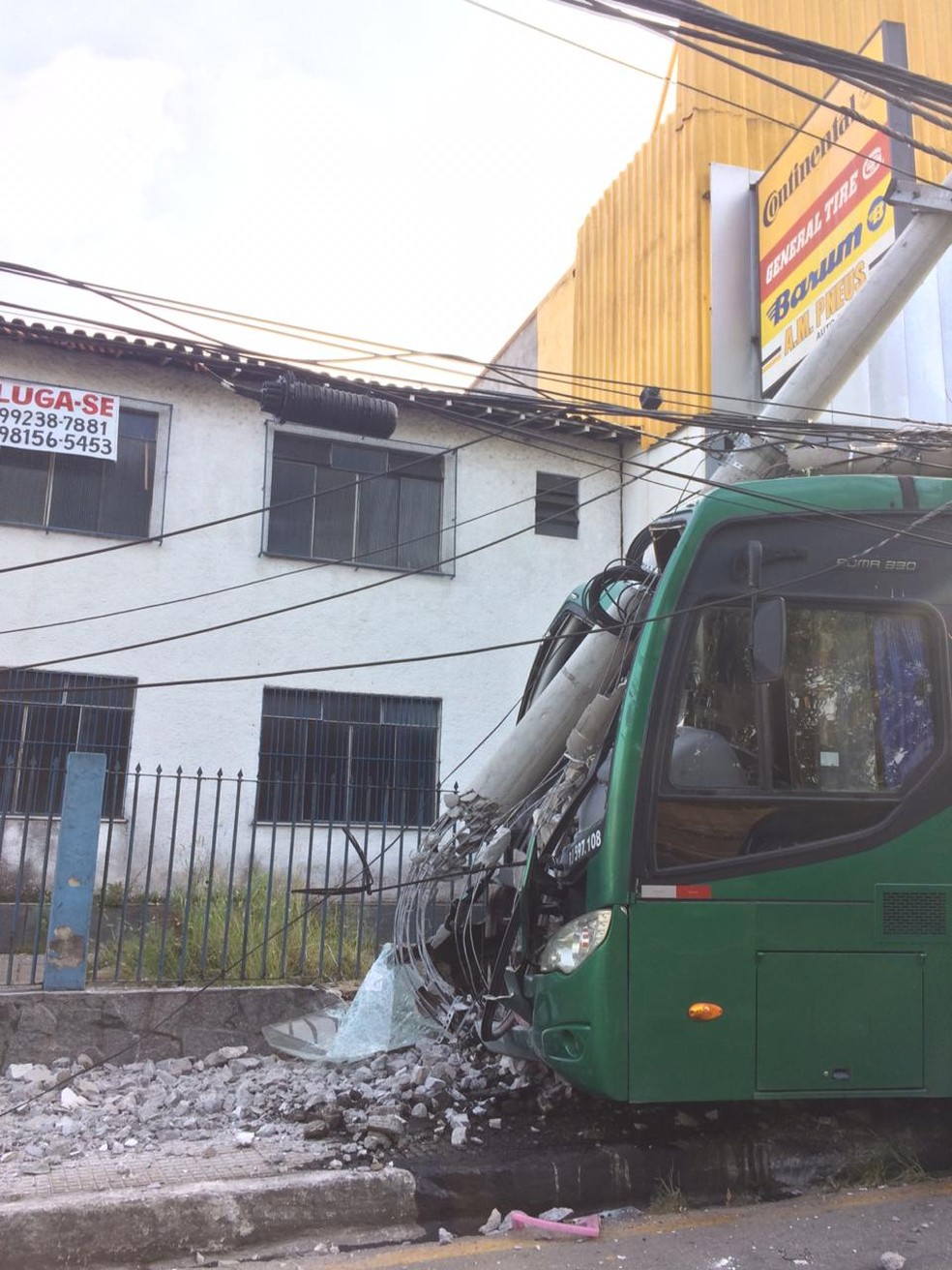 Ônibus arranca poste em batida em Volta Redonda — Foto: Divulgação