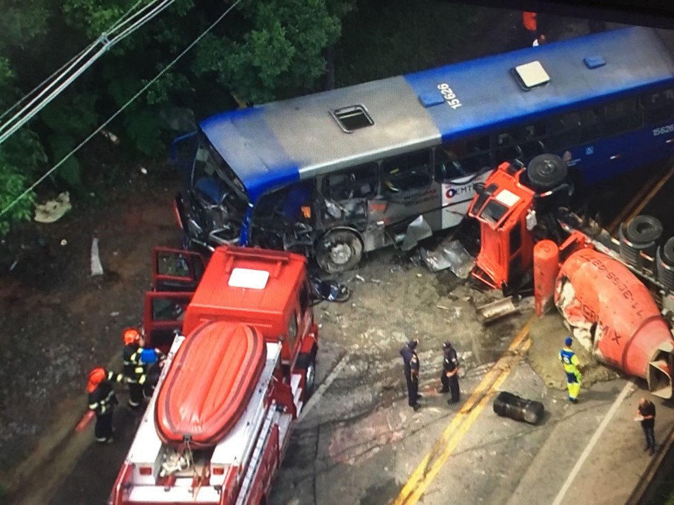 Acidente com ônibus e caminhão em Embu (Foto: Reprodução/TV Globo)