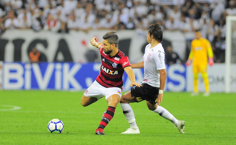 Diego em a&ccedil;&atilde;o contra o Corinthians. Meia saiu aos 18 do segundo tempo &mdash; Foto: Marcos Ribolli