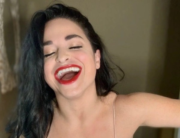 A comediante norte-americana Samantha Ramsdell, celebridade virtual que alega ter a maior boca do mundo (Foto: TikTok)