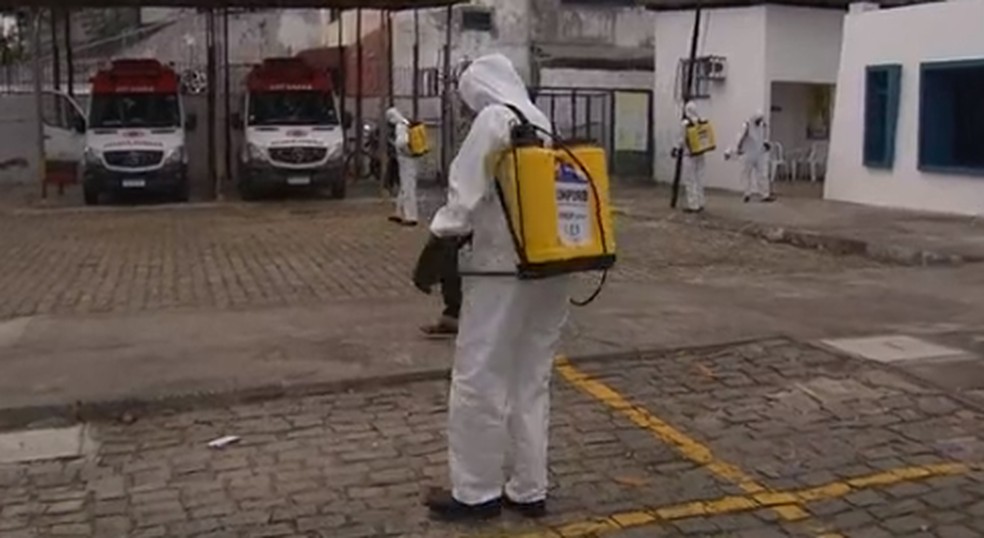 Agentes de limpeza iniciam operação especial de higienização das ruas de Salvador — Foto: Reprodução/TV Bahia