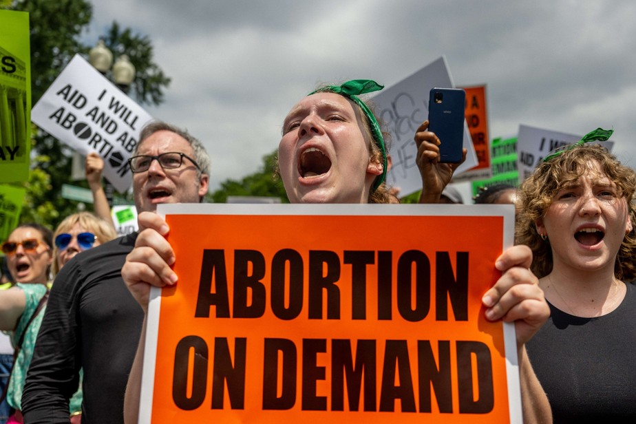 Mulheres protestam contra a decisão da Suprema Corte dos EUA que derrubou o direito legal ao aborto no país