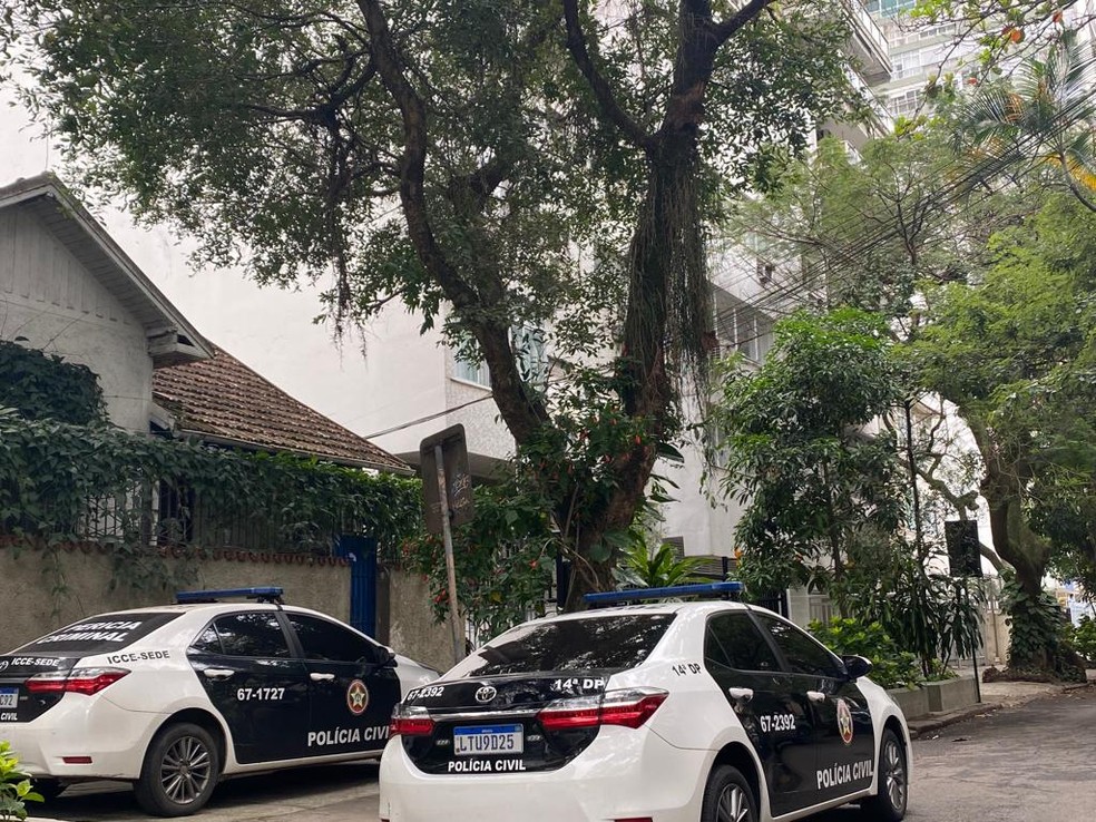 Polícia em Ipanema, para investigar morte de belga — Foto: TV Globo