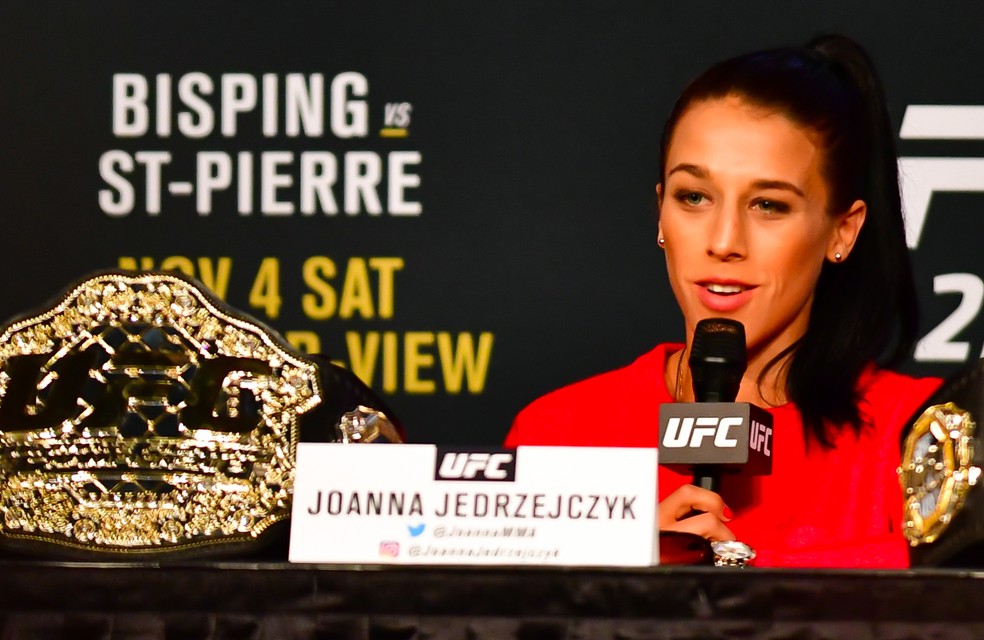 Joanna Jedrzejczyk tentou desestabilizar Rose Namajunas na coletiva do UFC 217 (Foto: Jason Silva)