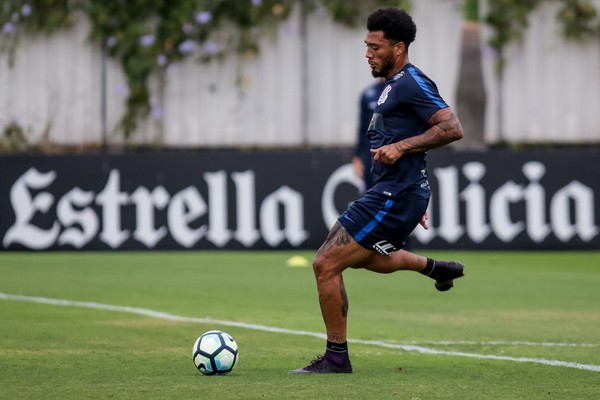 Mais que confirmado: com Kazim, Corinthians ensaia jogadas de bola parada