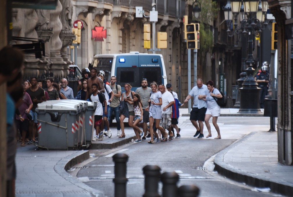 Pessoas fogem do local onde uma van atropelou pedestres em Barcelona  (Foto: AP Photo/Giannis Papanikos)