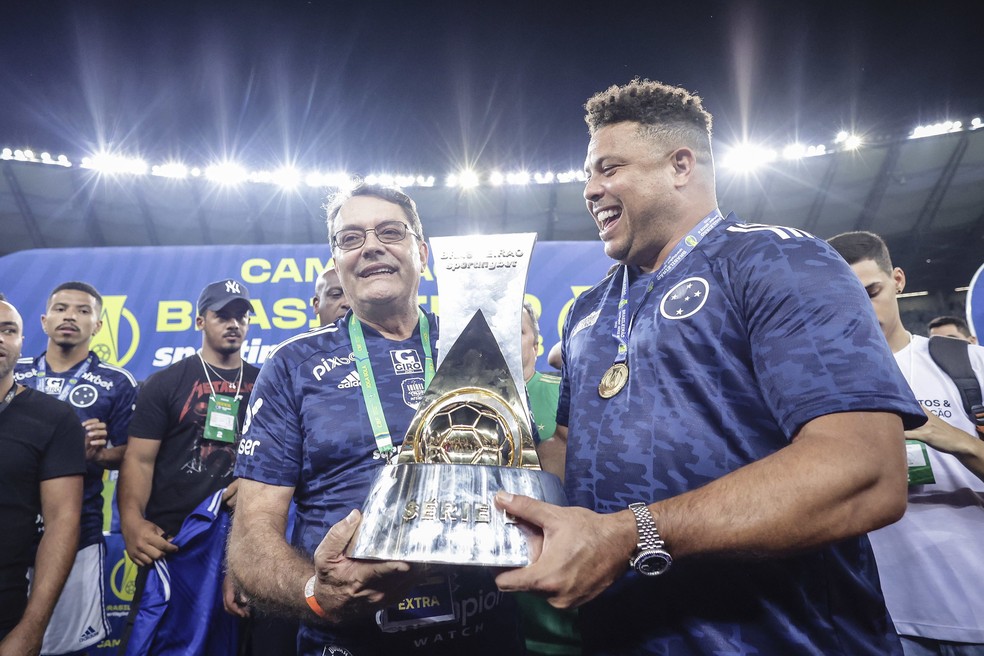 Pedro Lourenço e Ronaldo com troféu conquistado pelo Cruzeiro — Foto: Cris Mattos/Staff Images