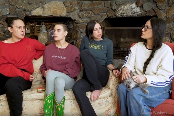 Demi Moore conversando com as três filhas sobre a vida em quarentena (Foto: Instagram)