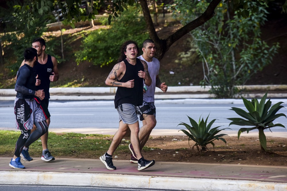 Whindersson Nunes se exercita com amigos (Foto: AgNews/Leo Franco)