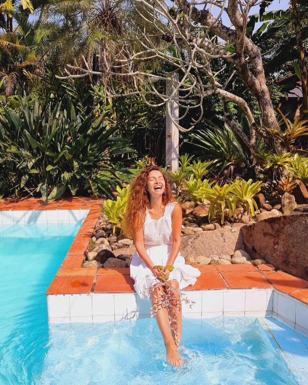 Claudia Ohana usa vestido branco e sorri na manhã ensolarada dessa sexta (27) (Foto: Reprodução Instagram)