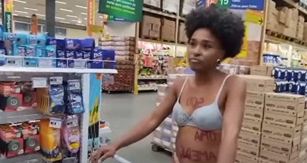 Isabel Oliveira protesta contra racismo em supermercado de Curitiba — Foto: Reprodução/Redes sociais