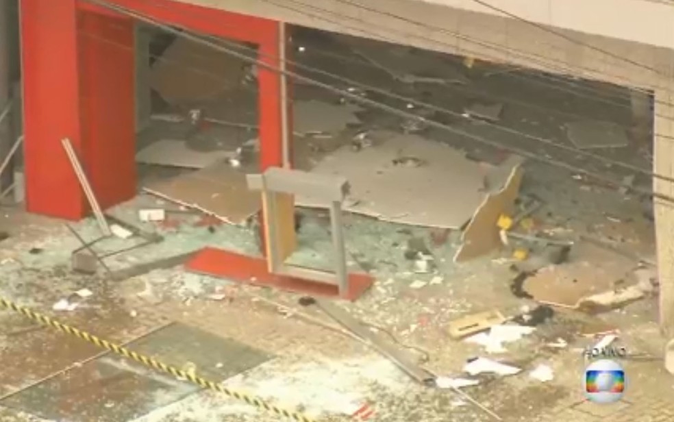 Teto de gesso de agncia bancria desabou aps exploso (Foto: Reproduo / TV Globo)