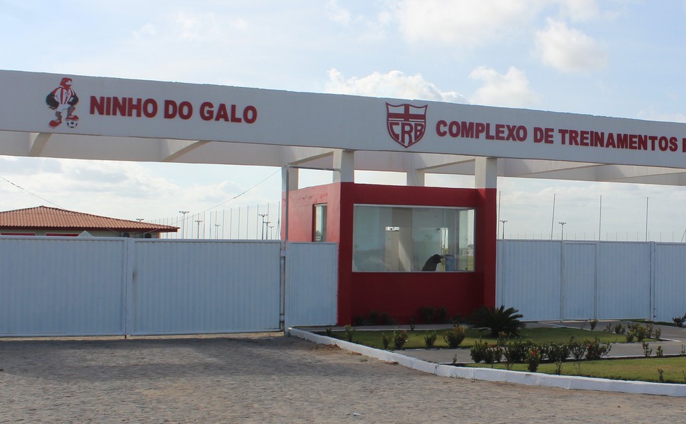 CRB vai treinar nesta semana com os portões do Ninho do Galo fechados — Foto: Denison Roma / GloboEsporte.com