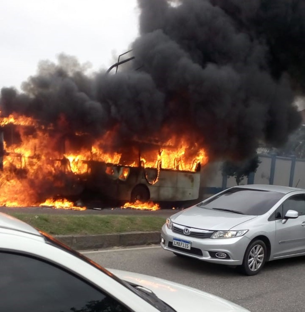 Ônibus pega fogo na Estrada do Galeão, na Ilha do Governador, na tarde desta sexta-feira (13) — Foto: Reprodução/Redes sociais 