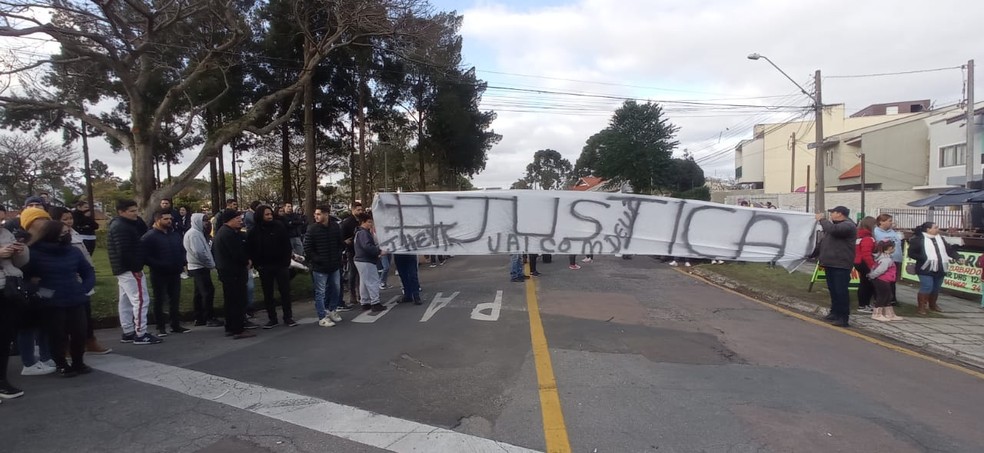 Familiares e amigos fizeram protesta após a morte do motoboy Jheykson Roger Medeiros, em Curitiba — Foto: Jorge Melo/RPC
