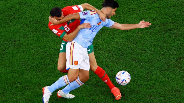 Saiss e Asensio em Marrocos x Espanha