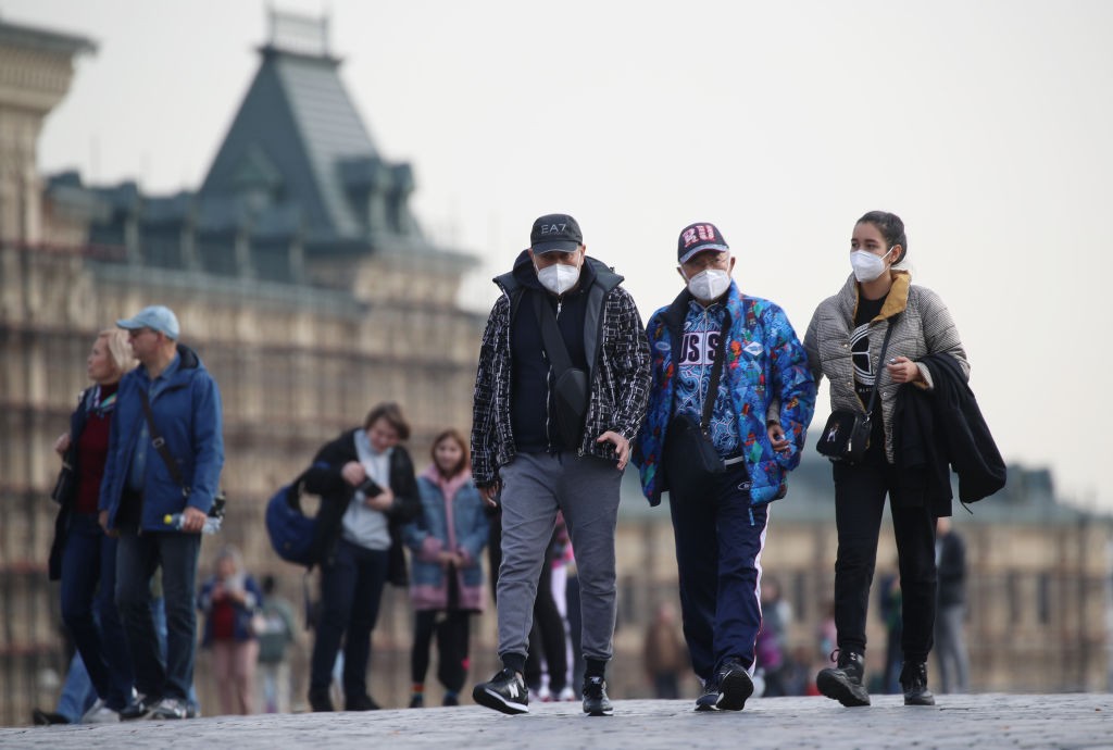 Pessoas caminham usando máscara pela Praça Vermelha, na Rússia (Foto: Getty Images)