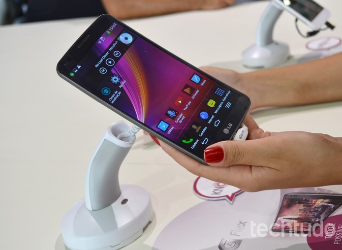 LG G Flex 2 tem como diferencial a tela curva Galaxy S6, da Samsung (Foto: Isadora Díaz/ TechTudo)