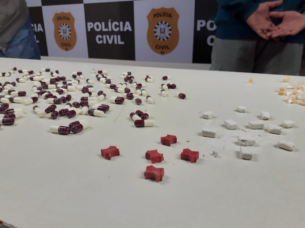 Foram apreendidos cocaína, crack e ecstasy próximo à escola — Foto: Divulgação/Polícia Civil