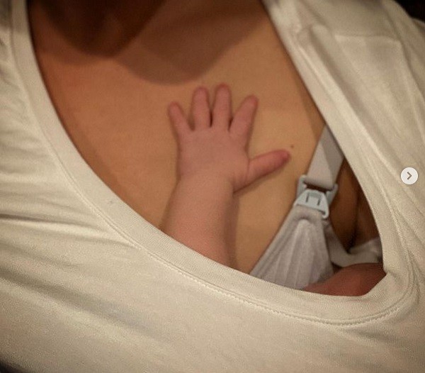 A lutadora Ronda Rousey com a filha recém-nascida no peito (Foto: Instagram)