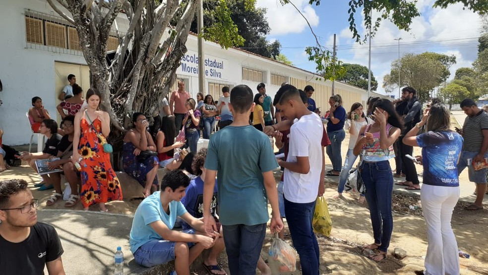 ENEM 2019 - DOMINGO - MACEIÓ (AL) - Candidatos do Enem aguardam em frente a escola antes das provas do primeiro dia — Foto: Heliana Gonçalves/TV Gazeta
