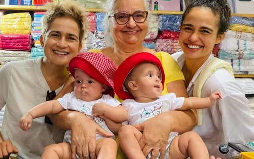 Nanda Costa e Lan Lanh levam filhas gêmeas para conhecer loja da bisavó