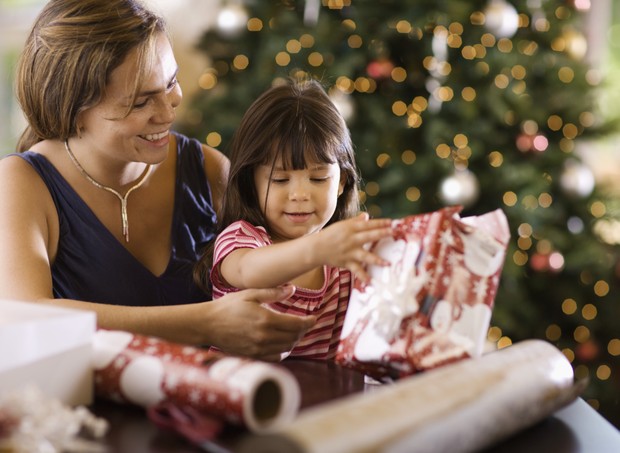 Mãe e filha embrulhando os presentes de Natal (Foto: Thinkstock)