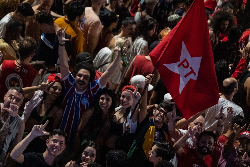 Apoiadores fazem "L" com os dedos para comemorar vitória do petista. — Foto: Fábio Tito/g1