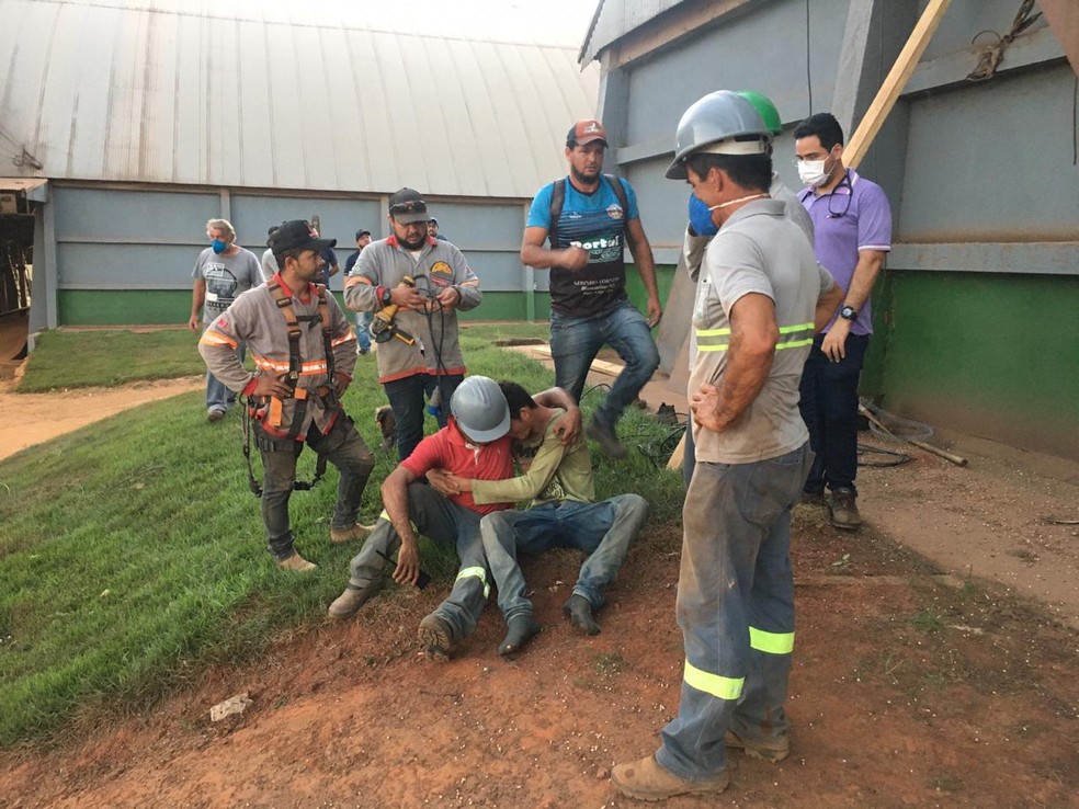 Trabalhador foi resgatado com vida depois de ser soterrado por soja em Nova Maringá — Foto: Corpo de Bombeiros de Mato Grosso