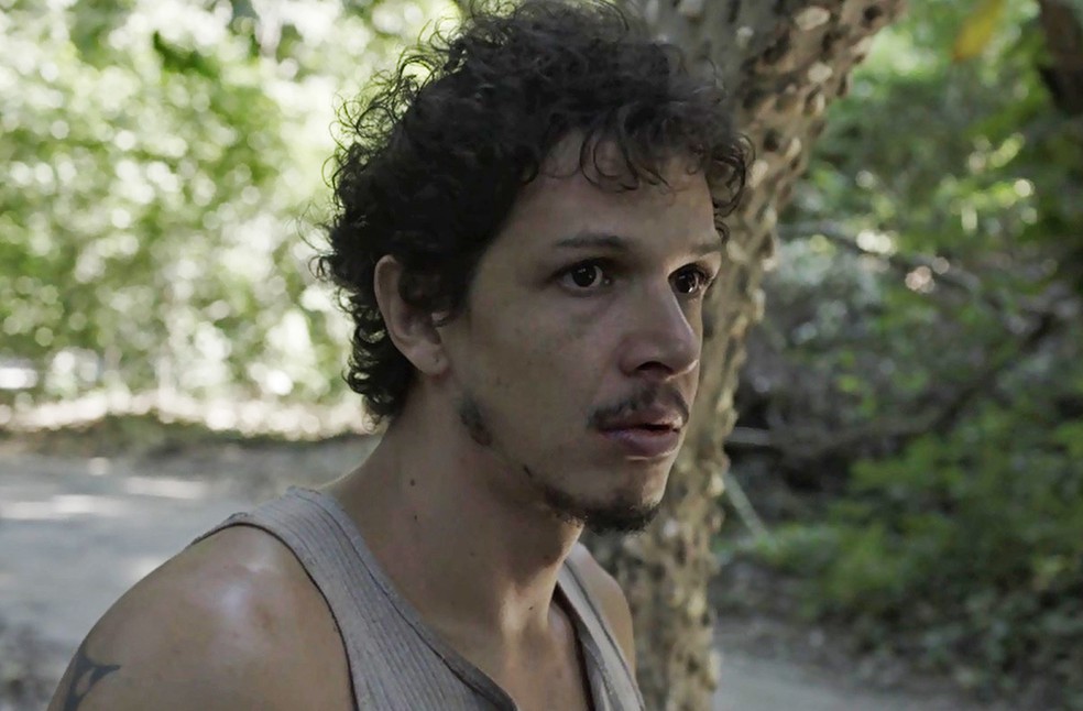 Zé Victor tenta convencer Xodó a sair com ele (Foto: TV Globo)