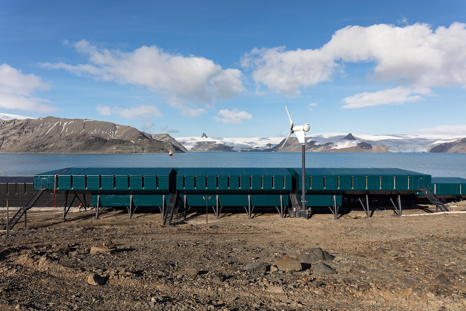 A estrutura em azul-petróleo foi pré-fabricada na China e depois transportada para a Antártida, devido à localidade remota em que se encontra (Foto: Leonardo Finotti / Divulgação)