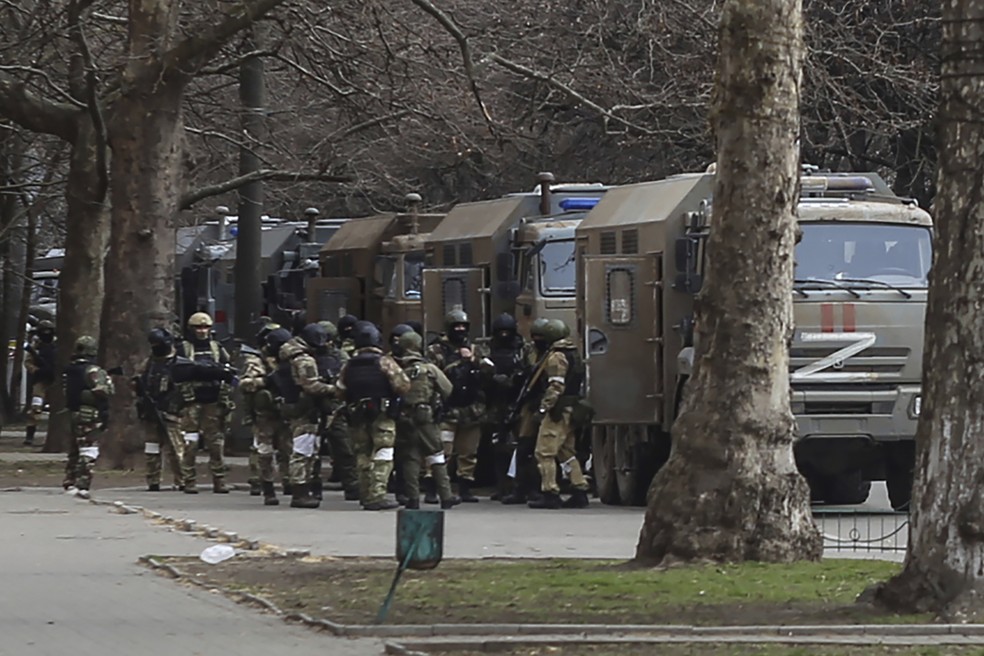 Soldados russos em Kherson, na Ucrânia — Foto: Olexandr Chornyi/AP