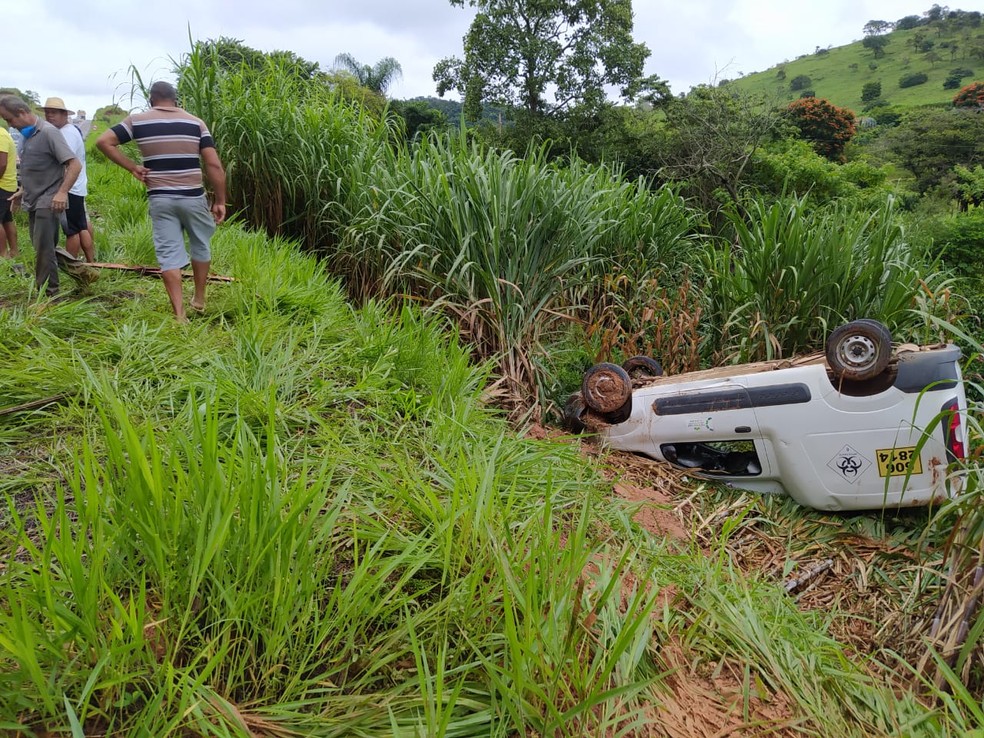 Carro saiu da pista após acidente na BR-116, em Ubaporanga — Foto: Hérisder Matias/Inter TV dos Vales
