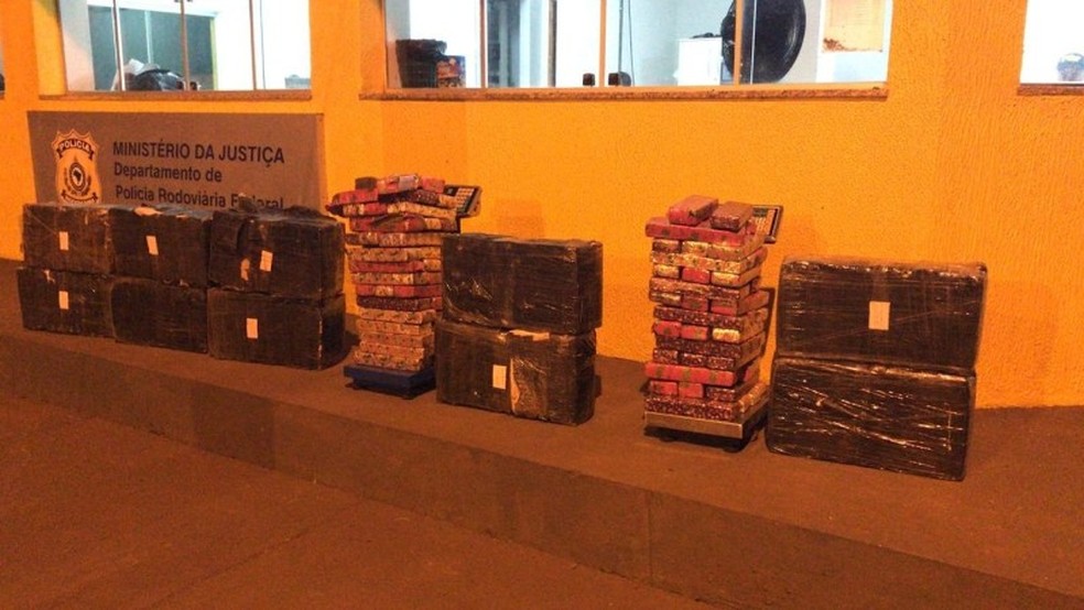 Maconha é encontrada dentro de veículo que capotou, em Ponta Porã. — Foto: Polícia Rodoviária Federal/Divulgação