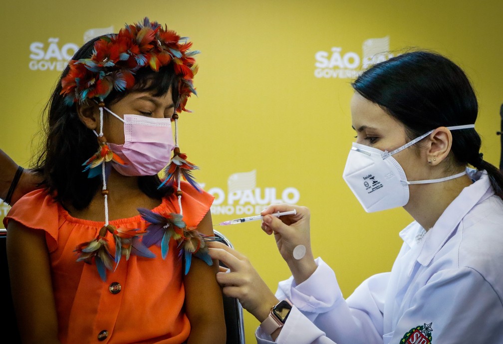 Crianças indígenas são vacinadas contra a Covid nesta sexta-feira (14) em SP — Foto: Aloisio Mauricio/Fotoarena/Estadão Conteúdo