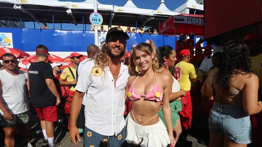 Isabella Santoni combina look florido com o namorado para curtir trio de Ivete em Salvador