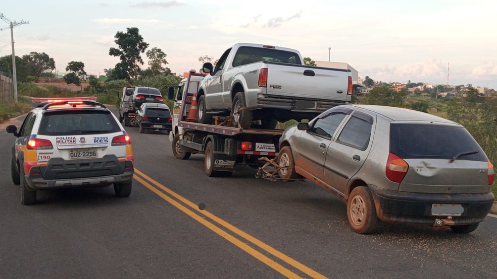 Cinco carros usados para transportar o material foram apreendidos — Foto: Polícia Militar/ Divulgação