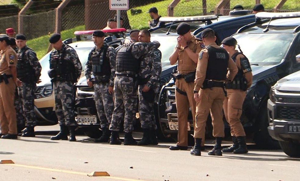 Policiais do batalhão de Chagas prestam as últimas homenagens ao cabo — Foto: Divonei Ravanello Júnior/RPC Guarapuava