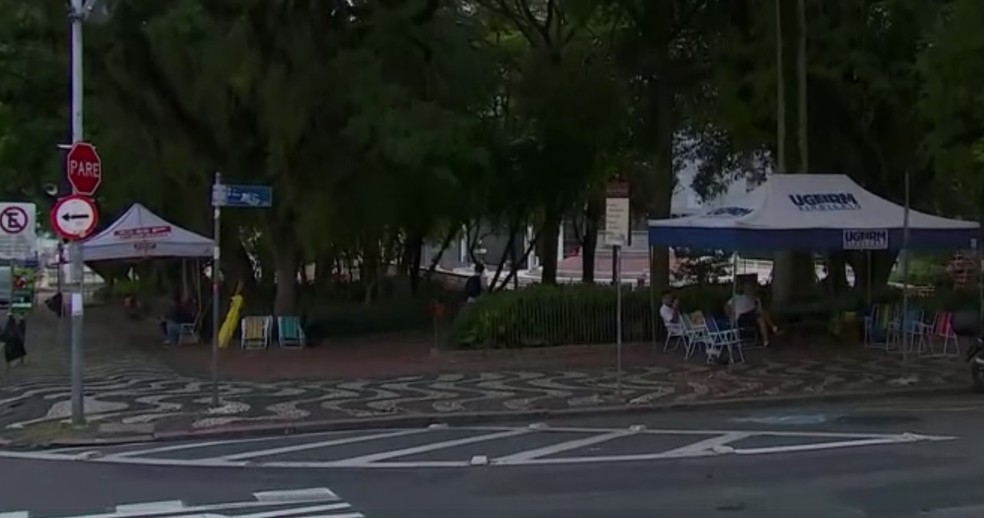 Servidores montam barracas na Praça da Matriz (Foto: Reprodução/RBS TV)