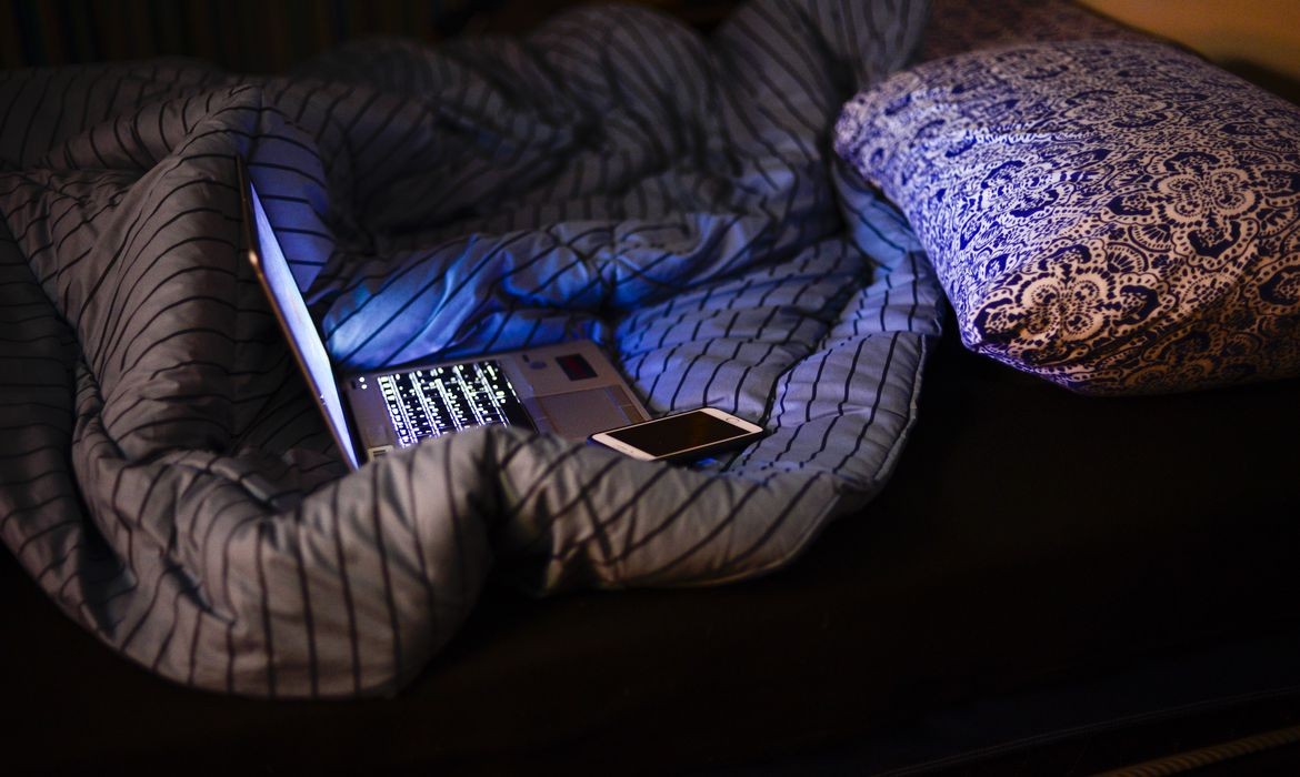 insônia, quarentena, cama, notebook, celular, dormir (Foto: Marcello Casal Jr/Agência Brasil)