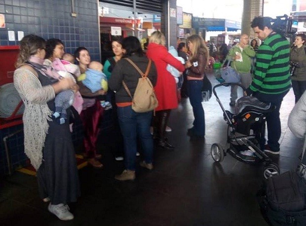 Mães do ABC paulista organizaram o mamaço (Foto: Reprodução/Facebook)