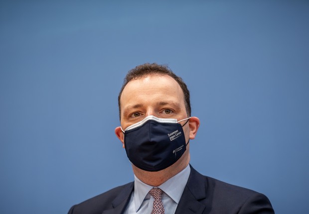 O Ministro da Saúde alemão, Jens Spahn, usou duas máscaras em coletiva de imprensa realizada em abril de 2021 (Foto: Michael Kappeler/picture alliance via Getty Images)
