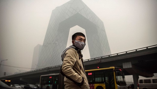 Chinês usa máscara para se proteger da poluição em Pequim (Foto: Kevin Frayer/Getty Images)
