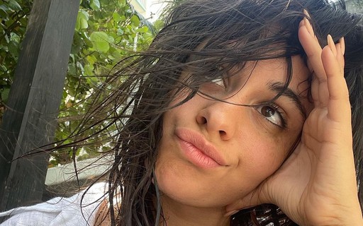 Camila Cabello desabafa após ser clicada de biquíni em praia em Miami: "Estou exausta"