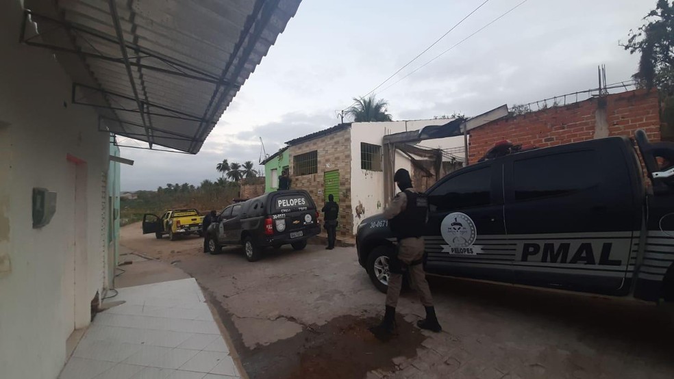 Polícia cumpre mandados durante a operação em Santana do Ipanema, em Alagoas — Foto: SSP-AL