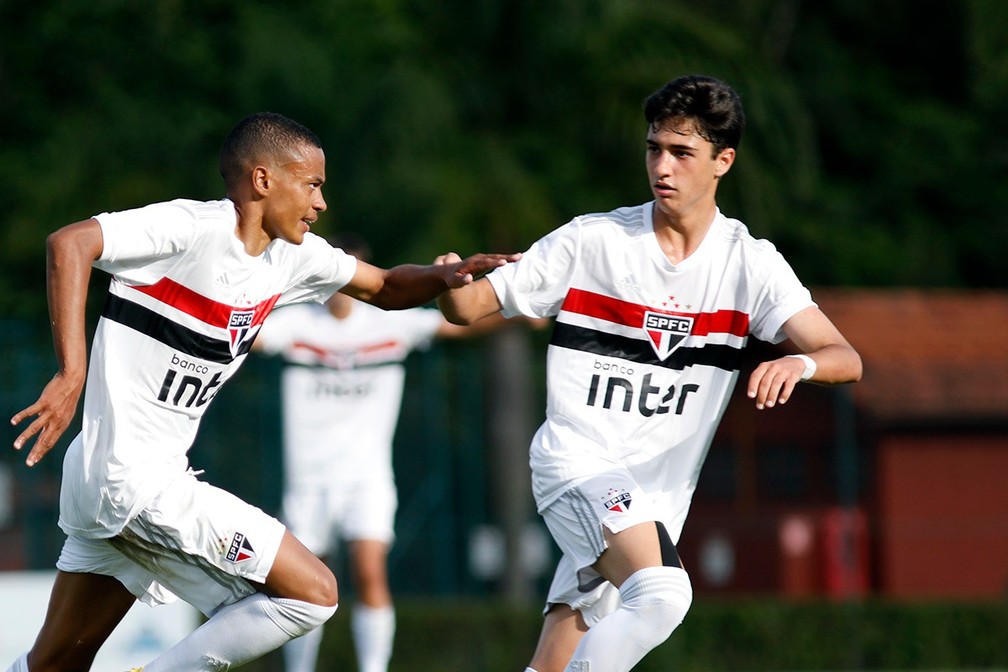 Rodriguinho (dir) ao lado de Caio: São Paulo confia na briga pelo título do Brasileirão Sub-17 — Foto: Anderson Rodrigues/saopaulofc.net