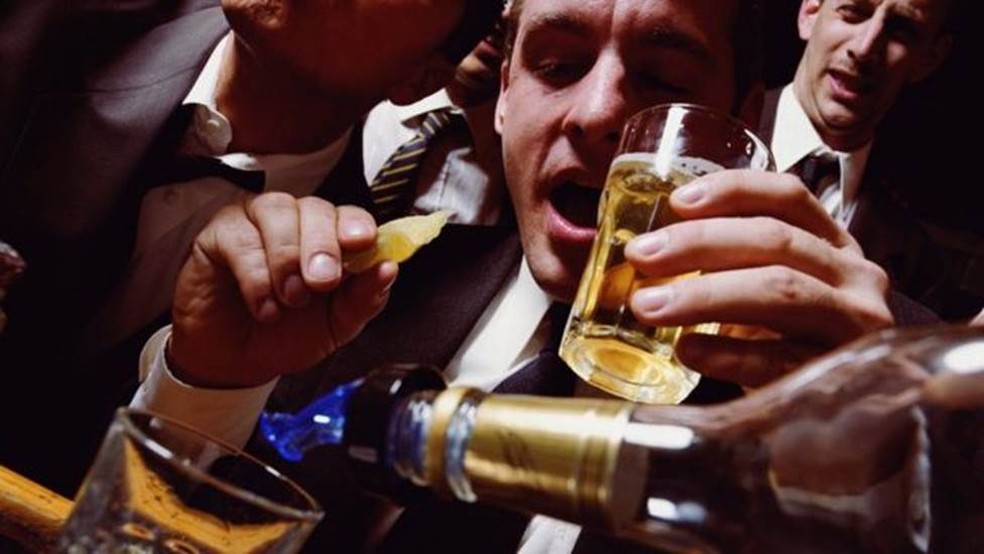 Quantidade de álcool na bebida é mais importante do que o tipo — Foto: Getty Images via BBC