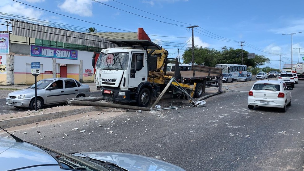 Poste foi derrubado em acidente na Zona Norte de Natal â Foto: Anna Alyne Cunha/Inter TV Cabugi