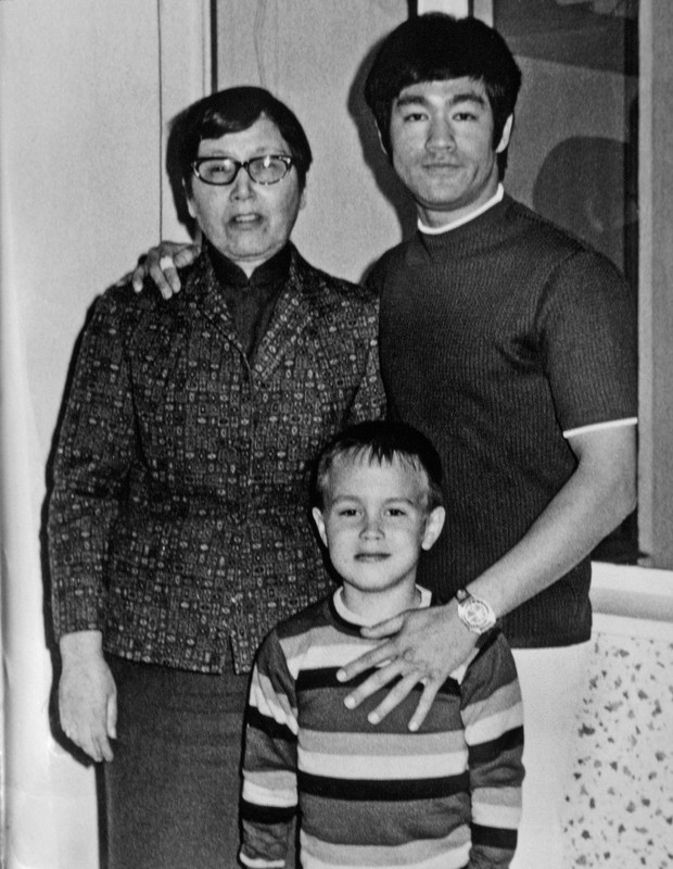 Bruce Lee com a mãe e o pequeno Brandon Lee em 1970 (Foto: Getty Images)